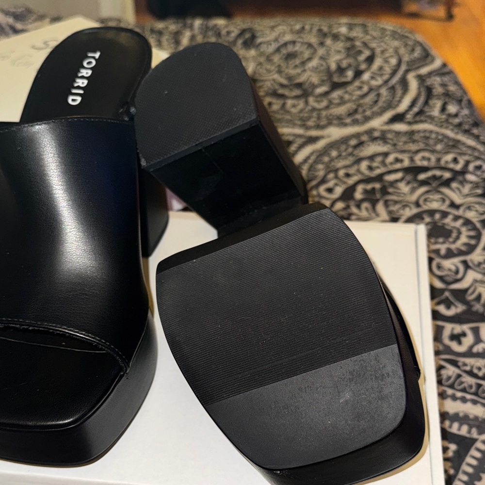 torrid Black Platform Mule Clogs - Picture 4 of 4